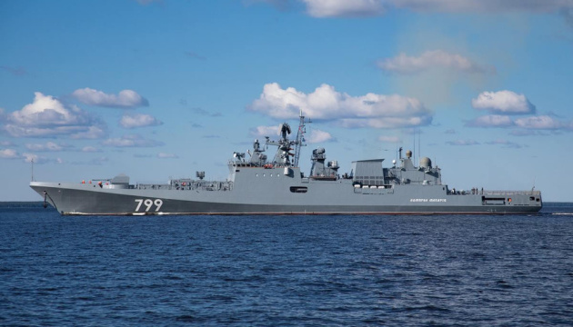 Russia’s Admiral Makarov cruiser has joined the Black Sea Fleet that is being regrouped in the Black Sea waters, Defense Express