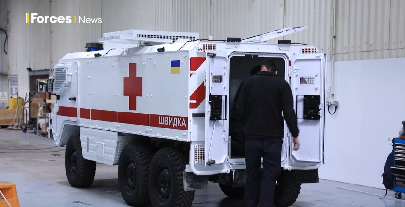 British Army Vehicles are Transforming Into Ambulances for Ukraine, Defense Express