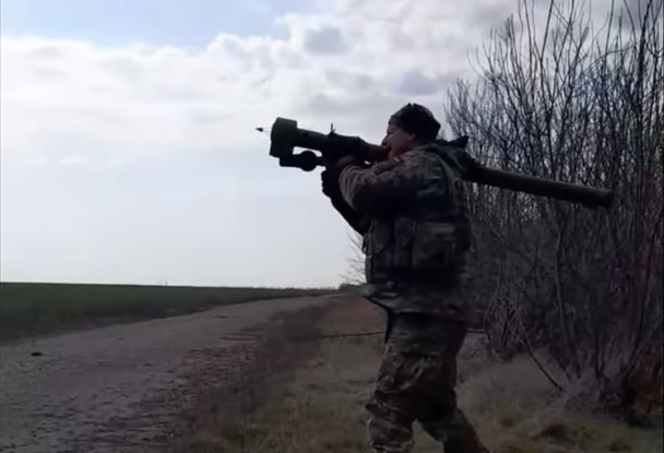 Ukrainian soldier firing an Igla anti-aircraft missile on the rusiian helicopter
