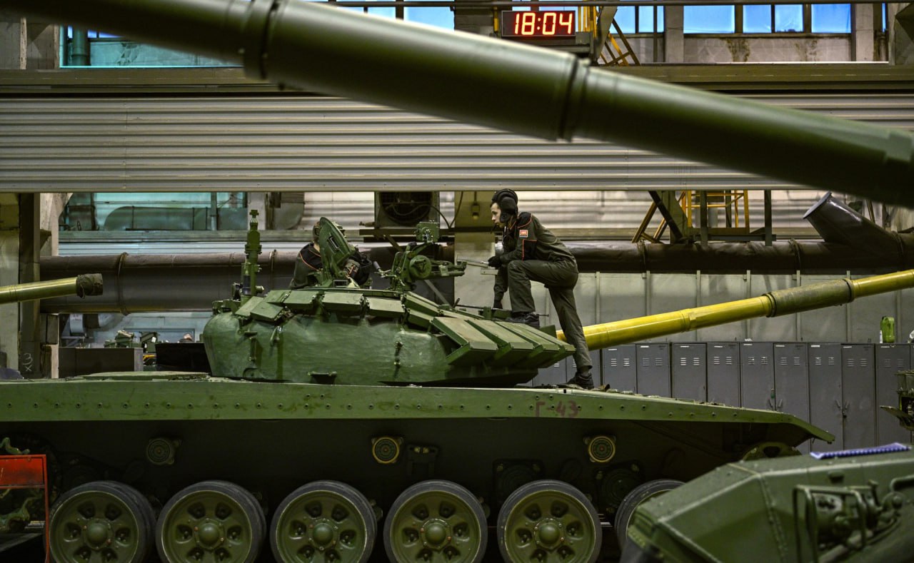 Production of tanks at Uralvagonzavod, winter 2024 / Defense Express / Case of Main Arms Manufacturer Rostec As Example of russia's Transition to Wartime Economy