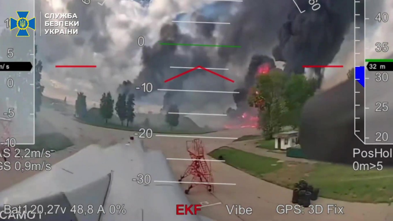 Defense Express / Could Go Wrong Any Moment: New Footage Shows How Much Time a Ukraine's Drone Operator Had to Strike the russian Tu-22M3