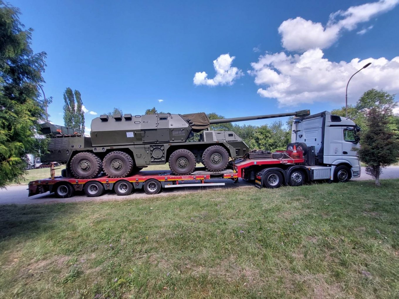 Một trong những khẩu pháo Zuzana 2 đầu tiên đến Ukraine, tháng 8 năm 2022 / Defense Express / Chính phủ Slovakia bị buộc tội gửi các thùng dự định dành cho Zuzana 2 của Ukraine tới Azerbaijan để thay thế cho DITA