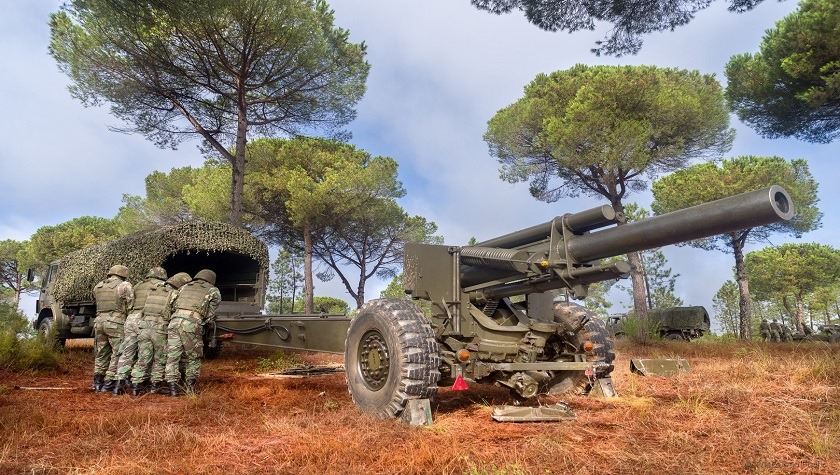 Portuguese artillerymen and a M114 howitzer / Defense Express / Where Ukraine Got WW2-Era M114 Howitzers and How They Could Be Modernized