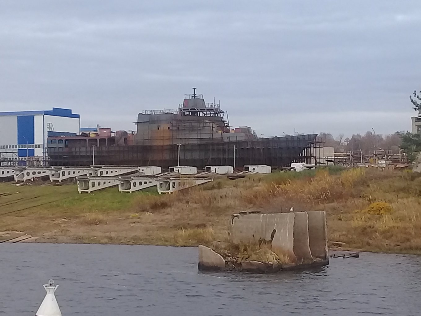 Nikolay Kamov, Project 14400 helicopter trainer ship on a slipway, after leaving the shipbuilding hall, October 2021 / Defense Express / Nikolay Kamov Enters Trials: New russian Corvette With Sole Purpose of Hosting Ka-52