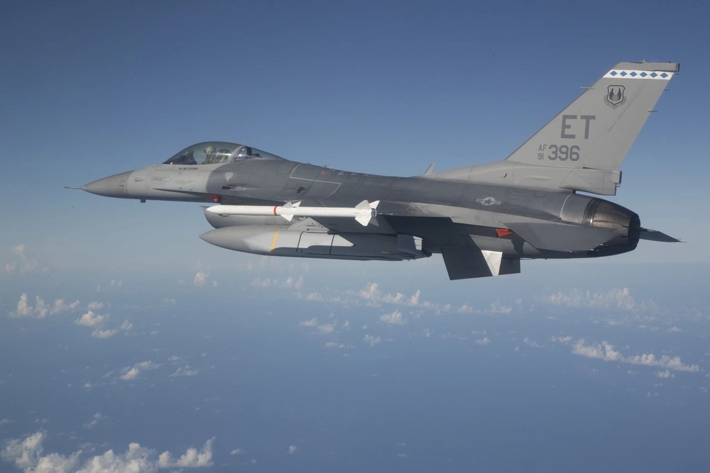 Illustrative photo: U.S. Air Force F-16 with a JASSM missile equipped under fuselage / Defense Express