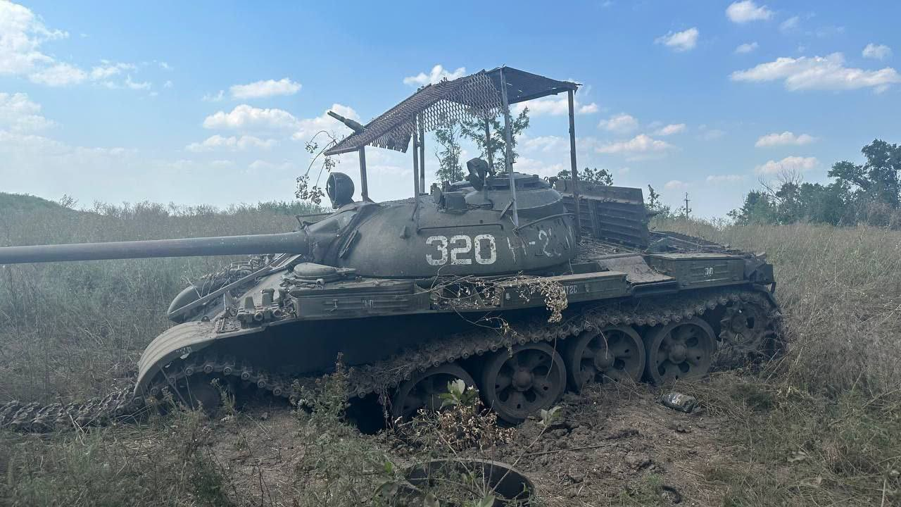 російський застарілий танк Т-55 на полі бою в Україні, Defense Express