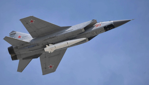 A Kh-47M2 Kinzhal hypersonic aero-ballistic air-to-ground missile being carried by a Mikoyan MiG-31K supersonic interceptor aircraft (NATO reporting name: Foxhound), Defense Express