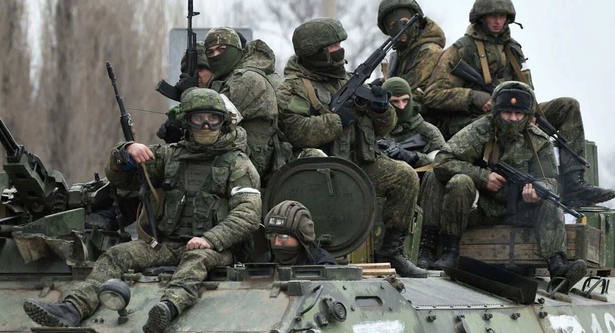 Adversary soldiers getting ready for combat, Looming Battle of Donbas, Major Axis of Russian Advance, Defense Express
