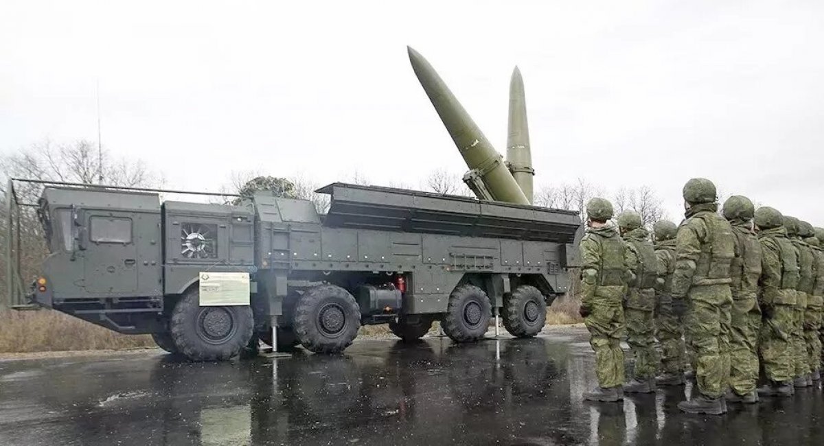 russian troops prepare for a test launch of a ballistic missile from the Iskander SRBM system / Defense Express / What Putin Seeks By Launching the Largest Air Attack on Ukraine, With 1,000 Shahed Drones and Missiles
