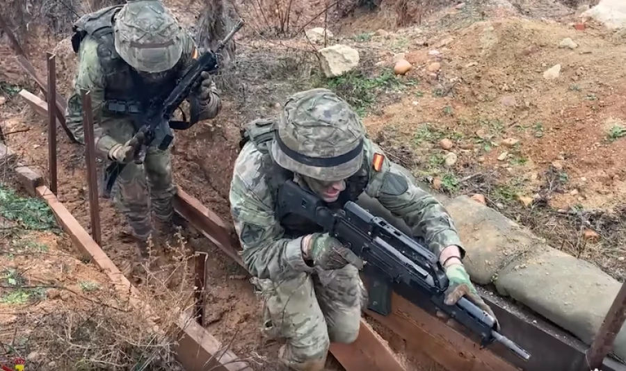 Spanish soldiers practice trench assault / Defense Express / How Spanish Army Takes Ukraine War Lessons in Trench Warfare