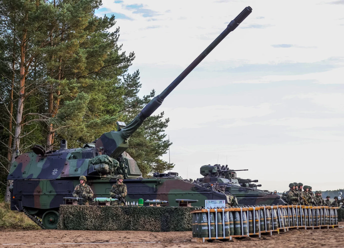 The PzH 2000 howitzer and 155 mm ammunition Defense Express The Bundeswehr Is Expected to Purchase as Many Shells by 2031 as russian Army Can Fire in a Week