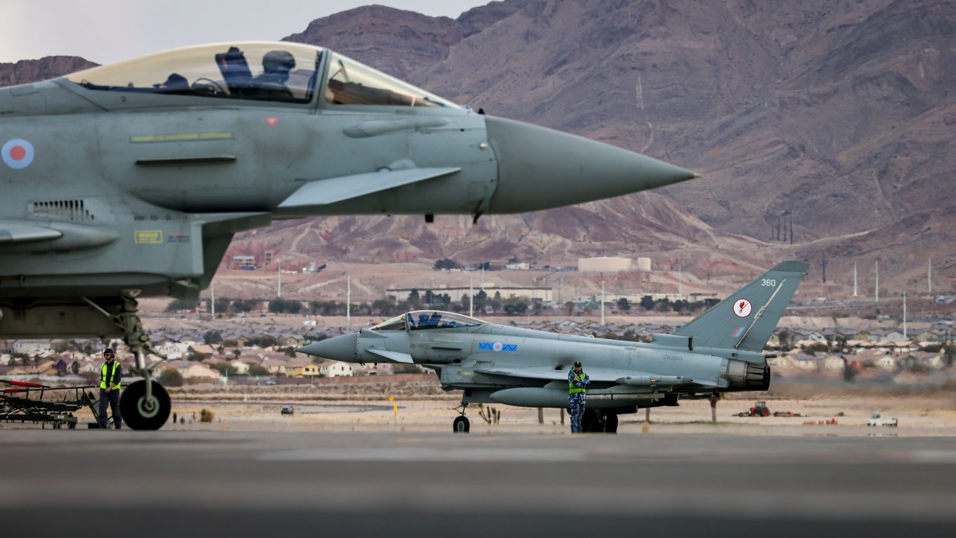 Illustrative by UK Royal Air Force / Defense Express / Is that True That a Training a Fighter Pilot is Worth in Gold: British RAF Has the Answer