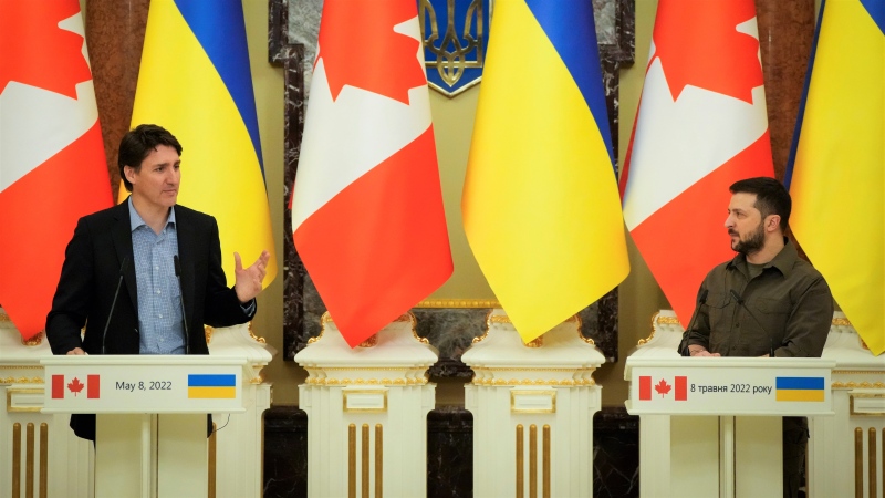 Defense Express / Prime Minister of Canada Justin Trudeau (left) at the joint press conference after the meeting with Ukrainian President Volodymyr Zelensky (right) on May 8, 2022. / Canada Provides $50 Million in Small Arms and Ammunition for Ukraine