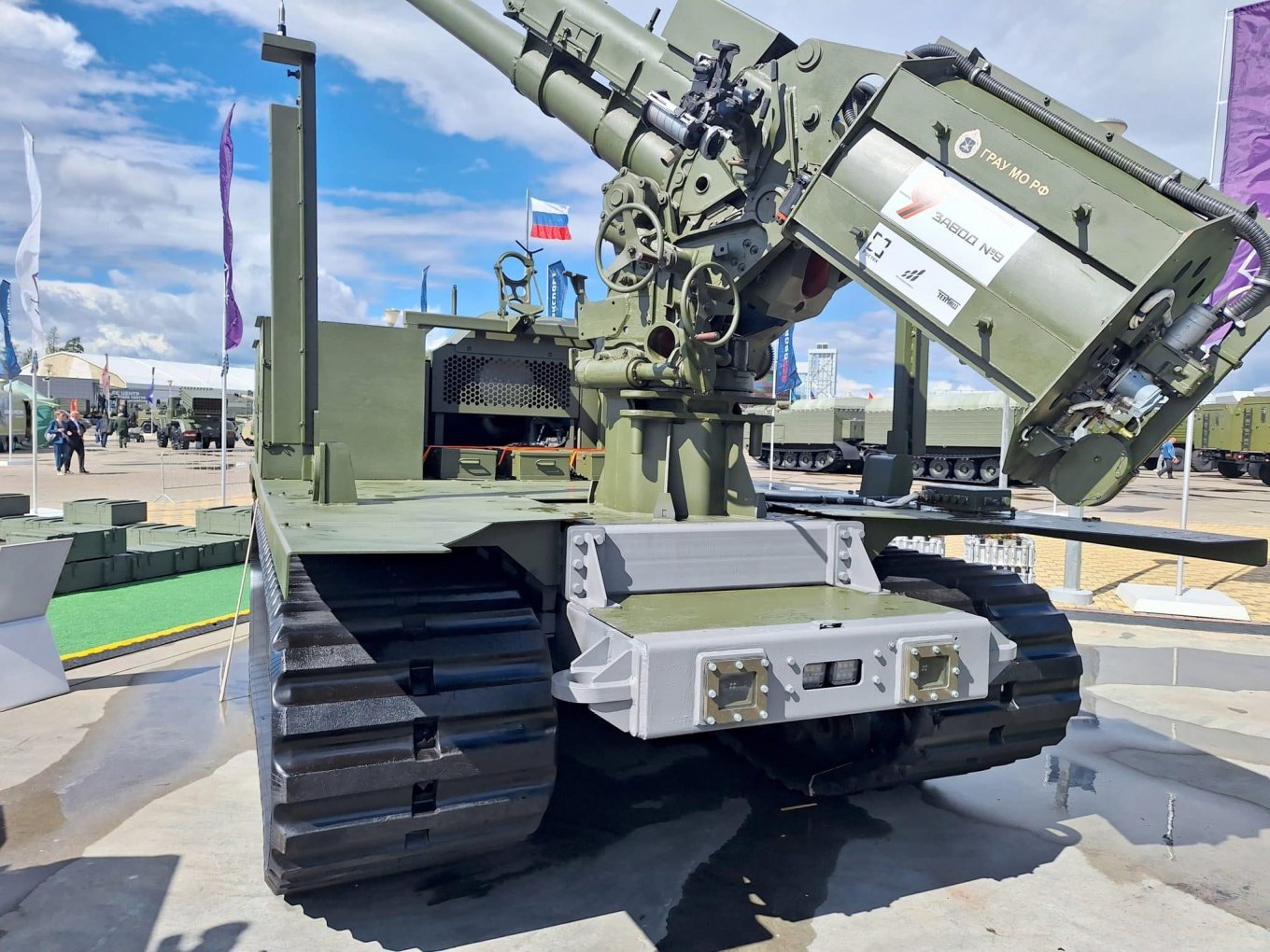 Close-up of the artillery part of the product / Defense Express / D-30 on Robotic Platform From Turned Out a Flop Illustrating russia's Real Industrial Capability