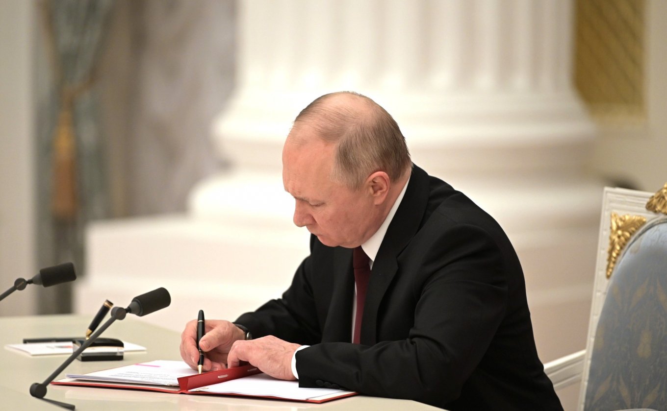 Dfense Express / Vladimir Putin signing agreements with the Russian-backed rulers of regions in Donbas / Government Allows Putin to Use Military Force Outside of Russia