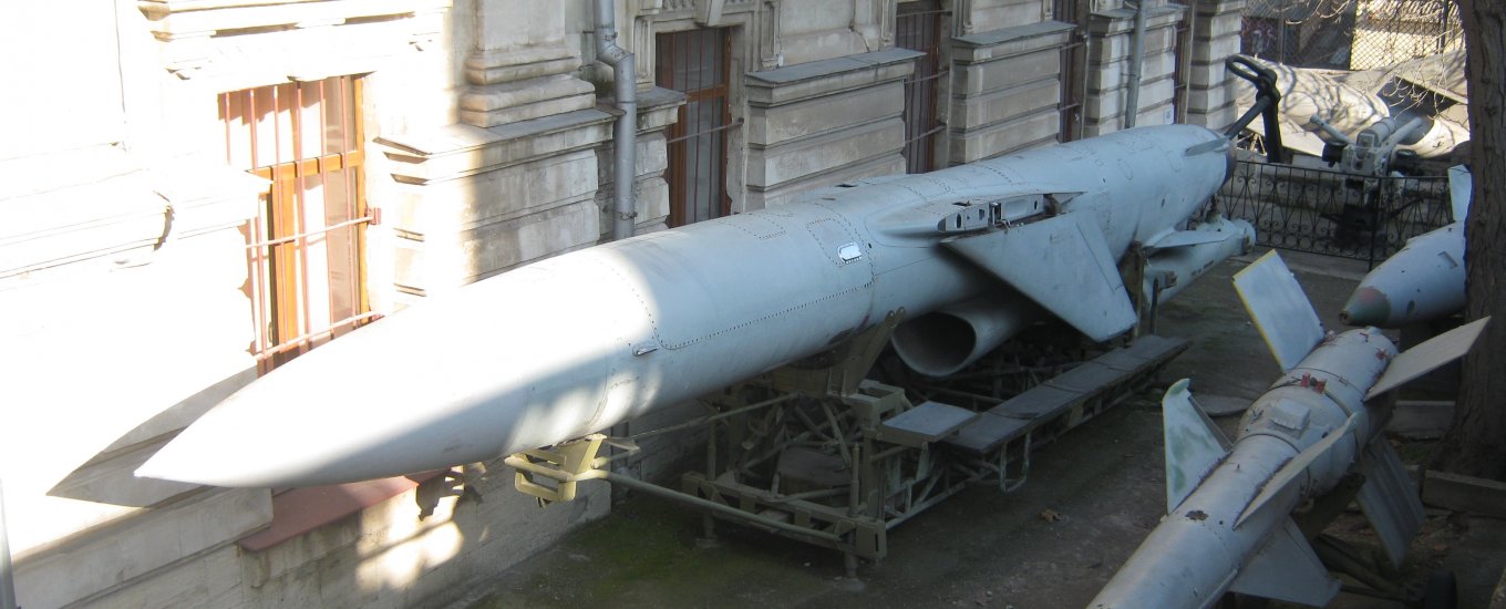 The photo allows to grasp the size of the P-35 cost of defense missile