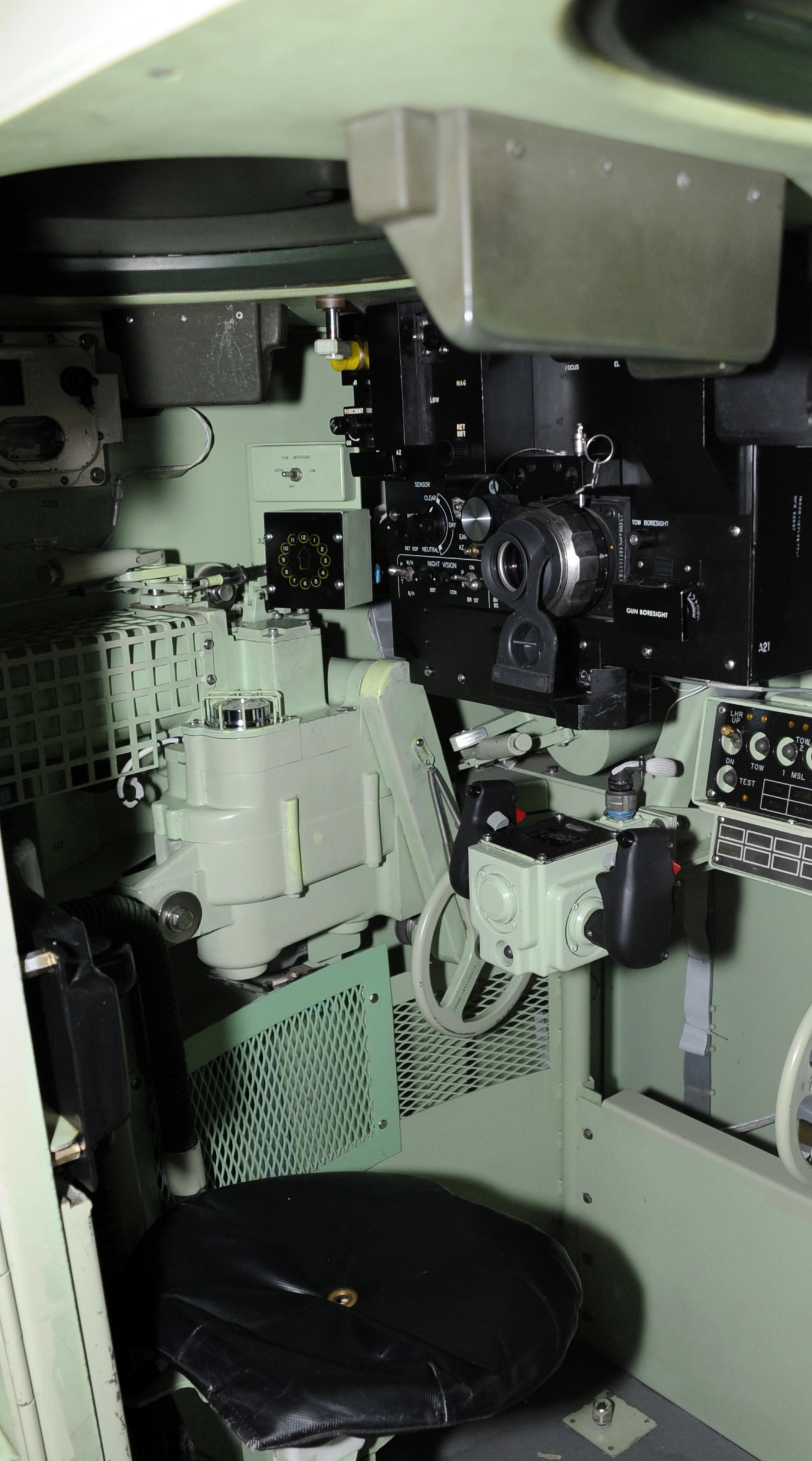What Does M2A2 Bradley Look Like From Inside / The gunner's seat