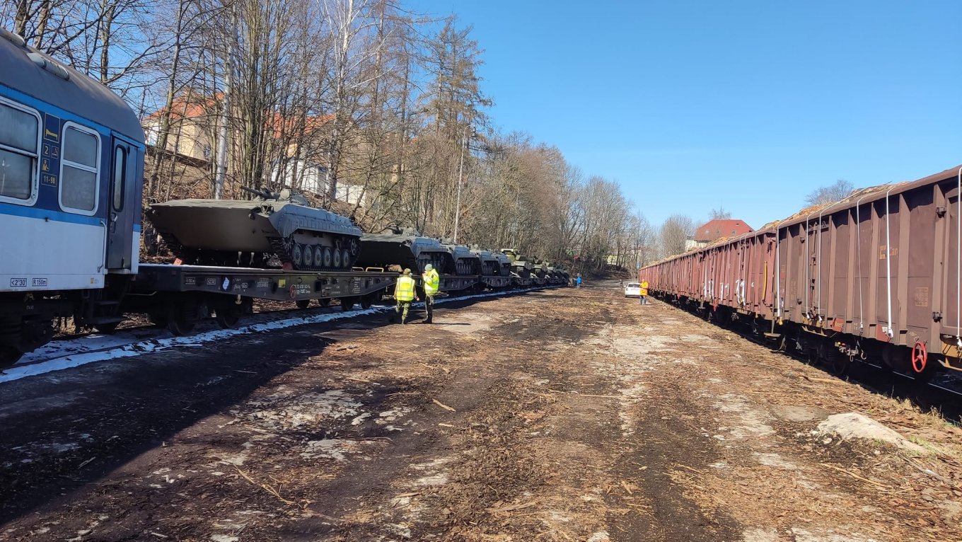 Defense Express / The Czech Republic is preparing to send T-72 and BMP-1 for the Armed Forces of Ukraine