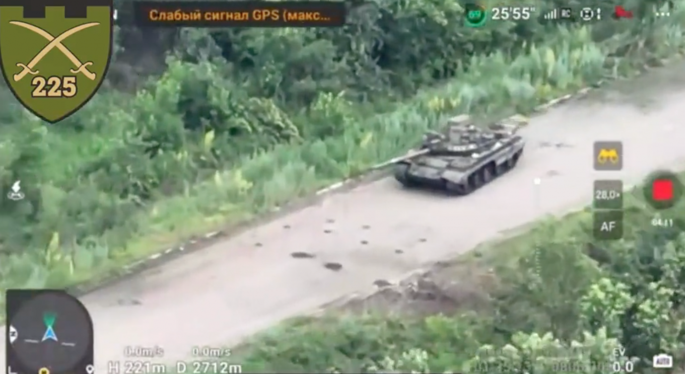 rUssians Wanted to Ride a Tank Over Anti-tank Mines in Ukraine and Lost Their Rare T-62M, Defense Express