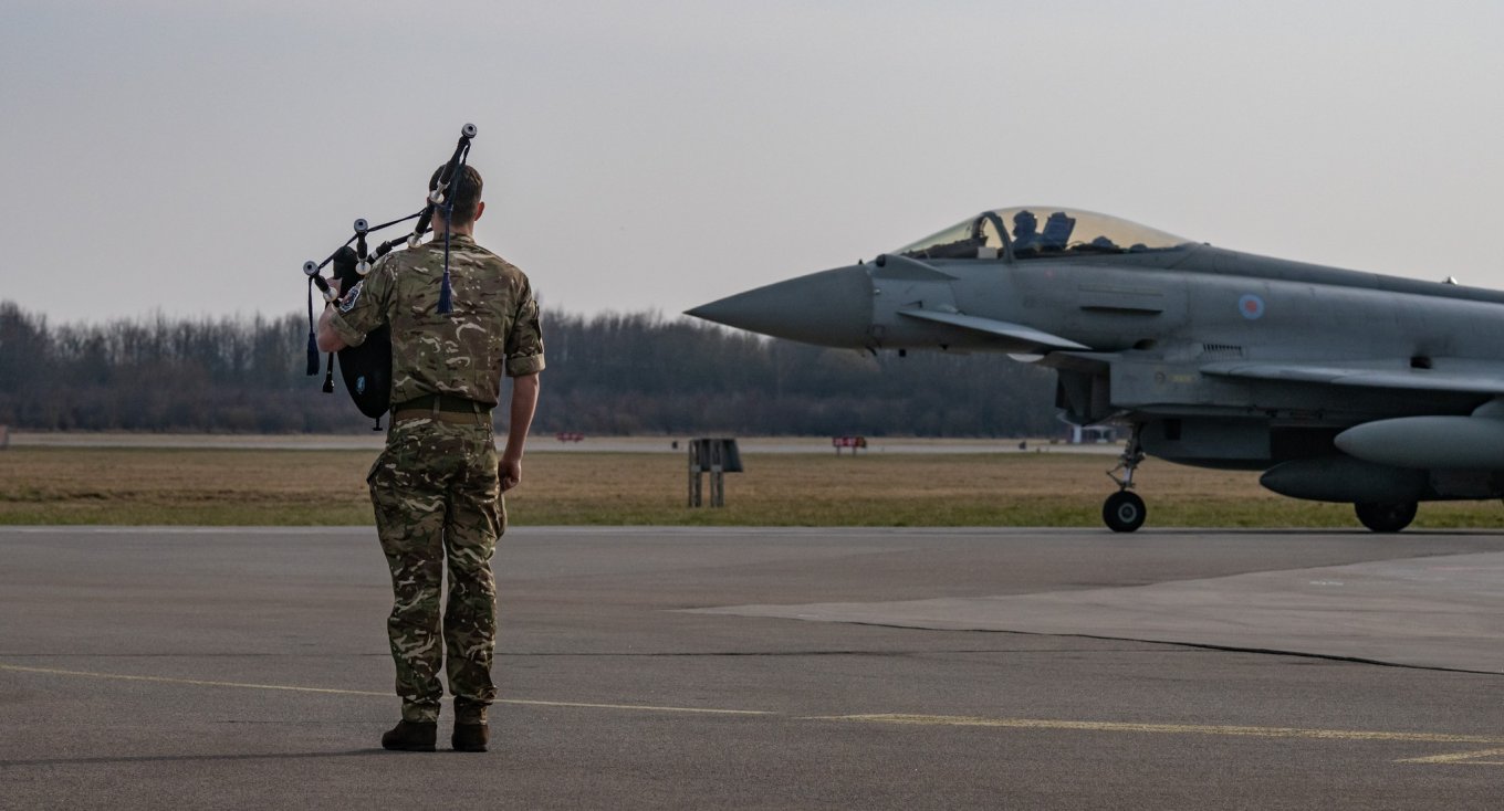 Eurofighter Typhoon aircraft of the Royal Air Force / Defense Express / Why UK Needs a Petition to Give Its Surplus Warrior IFVs to Ukraine