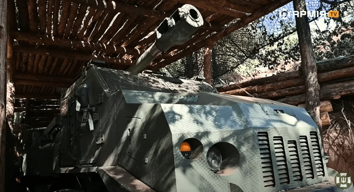 How russians Protect Giatsint-K Artillery System Already Deployed to the Front from Drones, Defense Express
