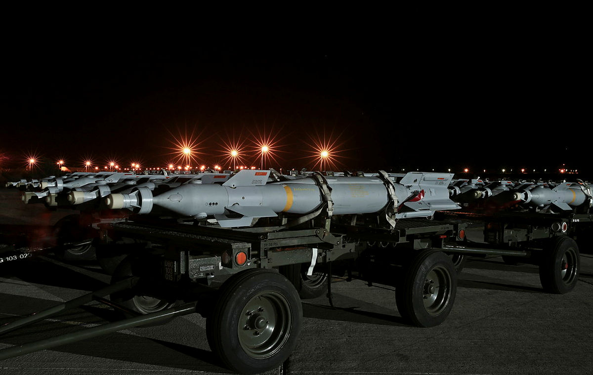 Bom Paveway IV xếp hàng để nạp vào máy bay chiến đấu RAF Tornado GR4 / Defense Express / Anh biết cách tăng tầm bắn của Paveway IV nếu chúng được cung cấp cho Ukraine