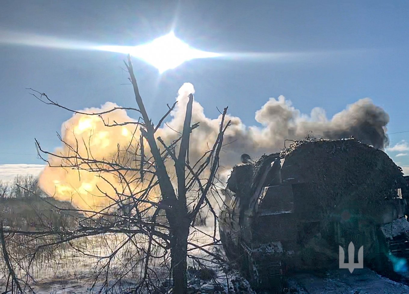 Illustrative photo: flare illuminates the battlifield as Ukrainian PzH 2000 fires another shot at russian positions / Defense Express / Twelve PzH 2000 Germany Promised to Ukraine in 2024 Delayed