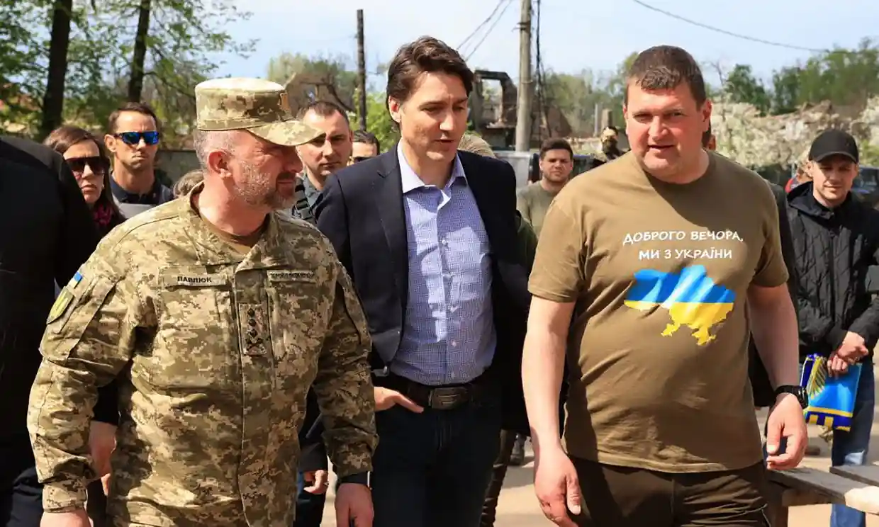 Canada’s prime minister, Justin Trudeau with Irpin mayor, Oleksandr Markushyn, during a visit to the town today., Defense Express