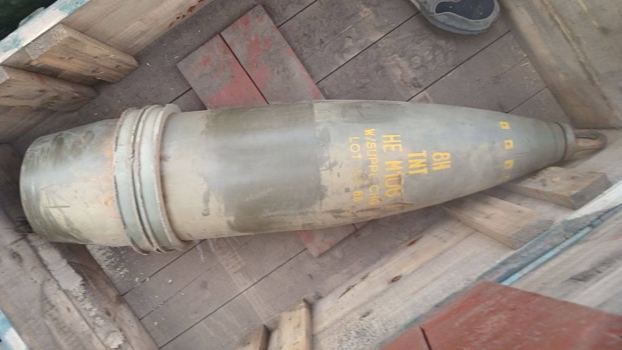 A 203mm projectile, probably received from iran, at the disposal of the russian forces / Defense Express / Possibly iranian 203mm Artillery Shells Found in russian Forces (Photo)