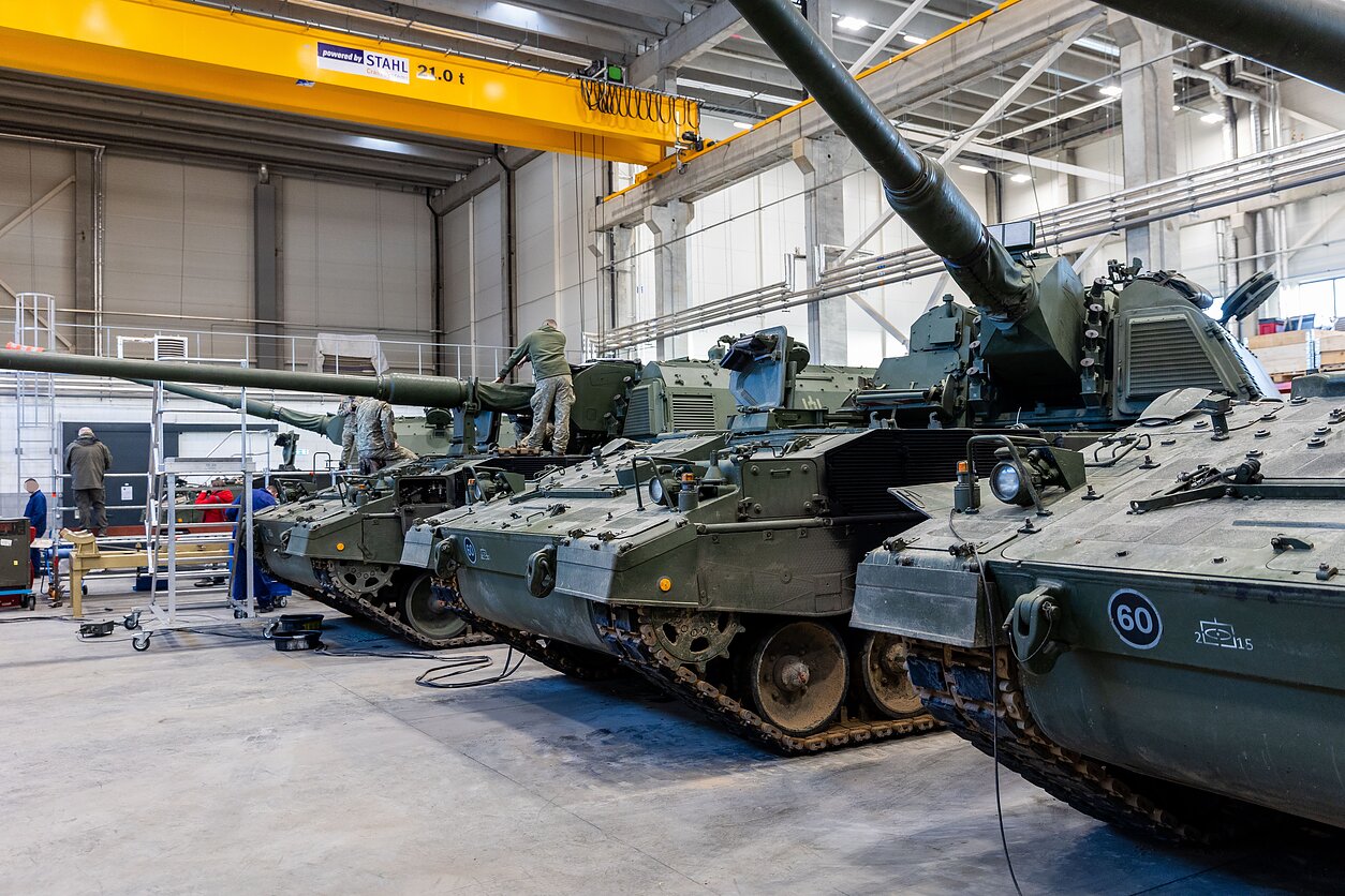 Ukrainian technicians learn to repair PzH 2000 artillery systems in Lithuania