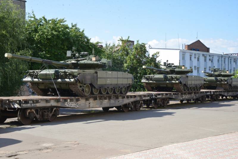 russian T-80BVM tanks on the move, transported by rail / Defense Express / Typical Problems With Putting Mothballed Tanks Back to Service, Exemplified by russian T-80