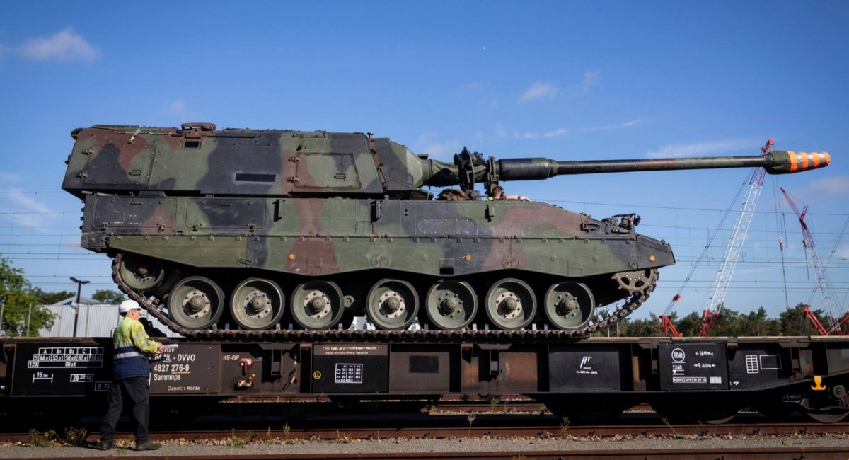 German PzH 2000 howitzer / Defense Express / Europe Would Struggle to Redeploy Tanks if War Were to Break Out, Needs €17 Billion to Fix Logistics
