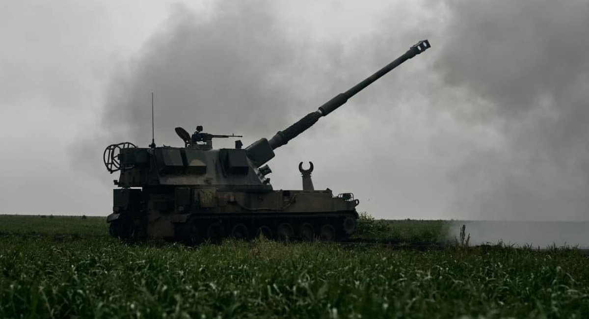 Polish AHS Krab 155mm Self-Propelled Howitzer of the Armed Forces of Ukraine on a fire positon, Defense Express