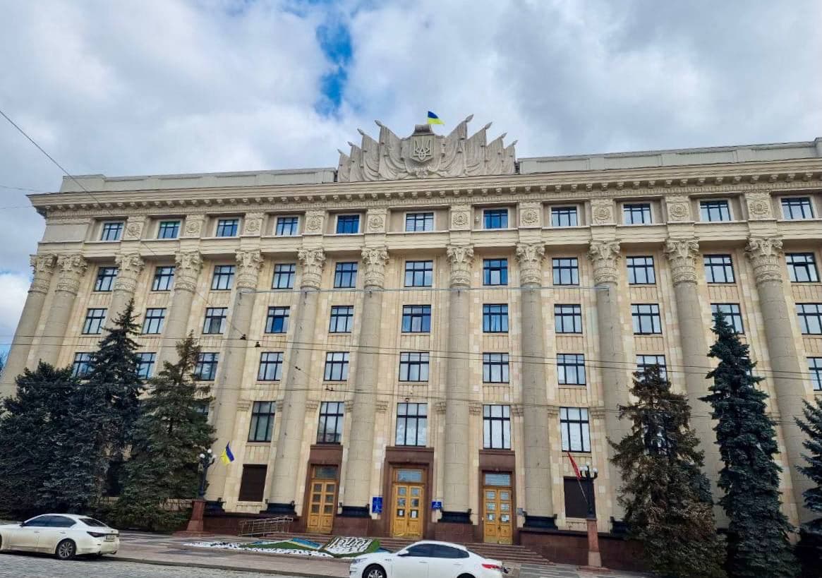 Defense Express / Ukrainian flag on an administrative building / Russian Invasion Day Four: Putin is Desperate in Attempts to have any Advance – Live Updates