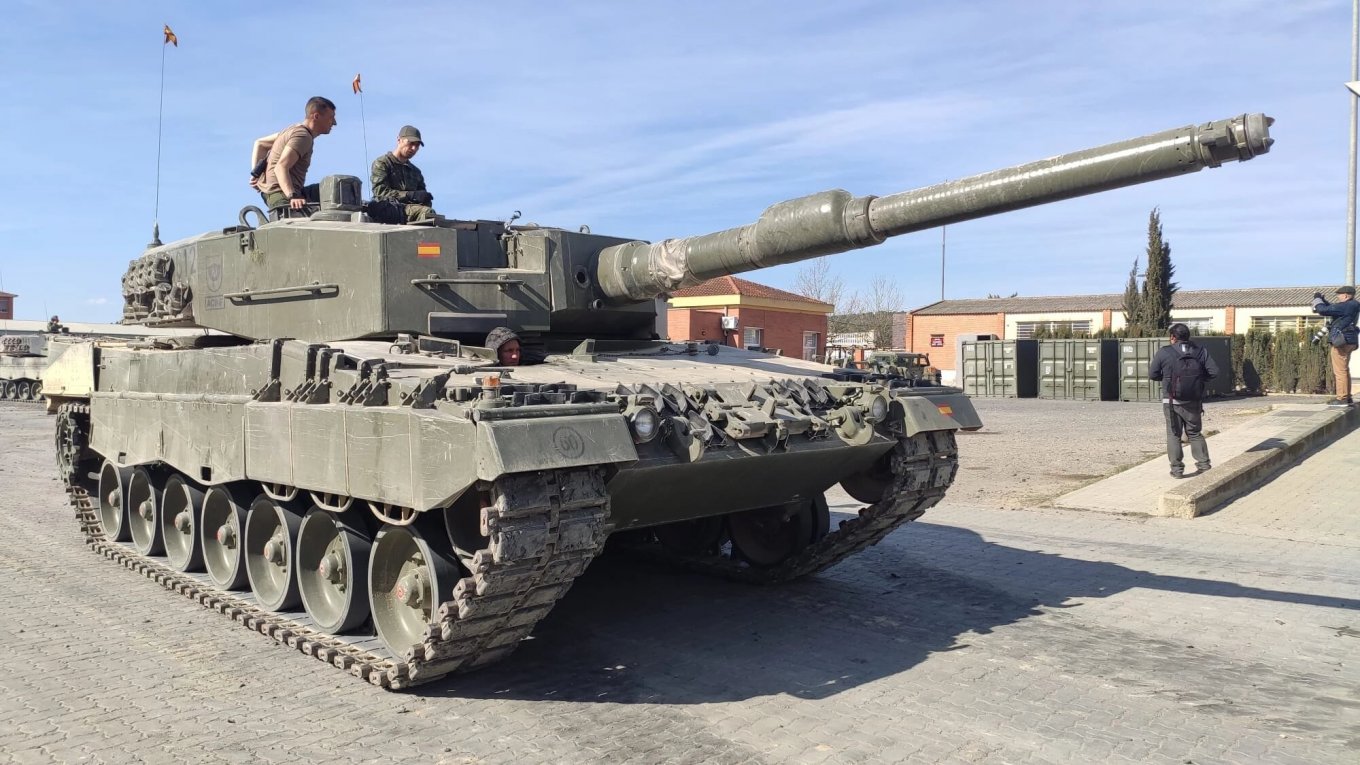 A Spanish Leopard 2A4 / Defense Express / Spain Has Supplied Ukraine with €190 mln Worth of Weapons, 20 More Leopard 2A4s On Their Way