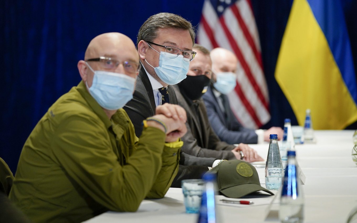 Minister of Defense of Ukraine Oleksii Reznikov (left) next to the Minister of Foreign Affairs of Ukraine Dmytro Kuleba (second left) during a business trip to Washington, D.C.