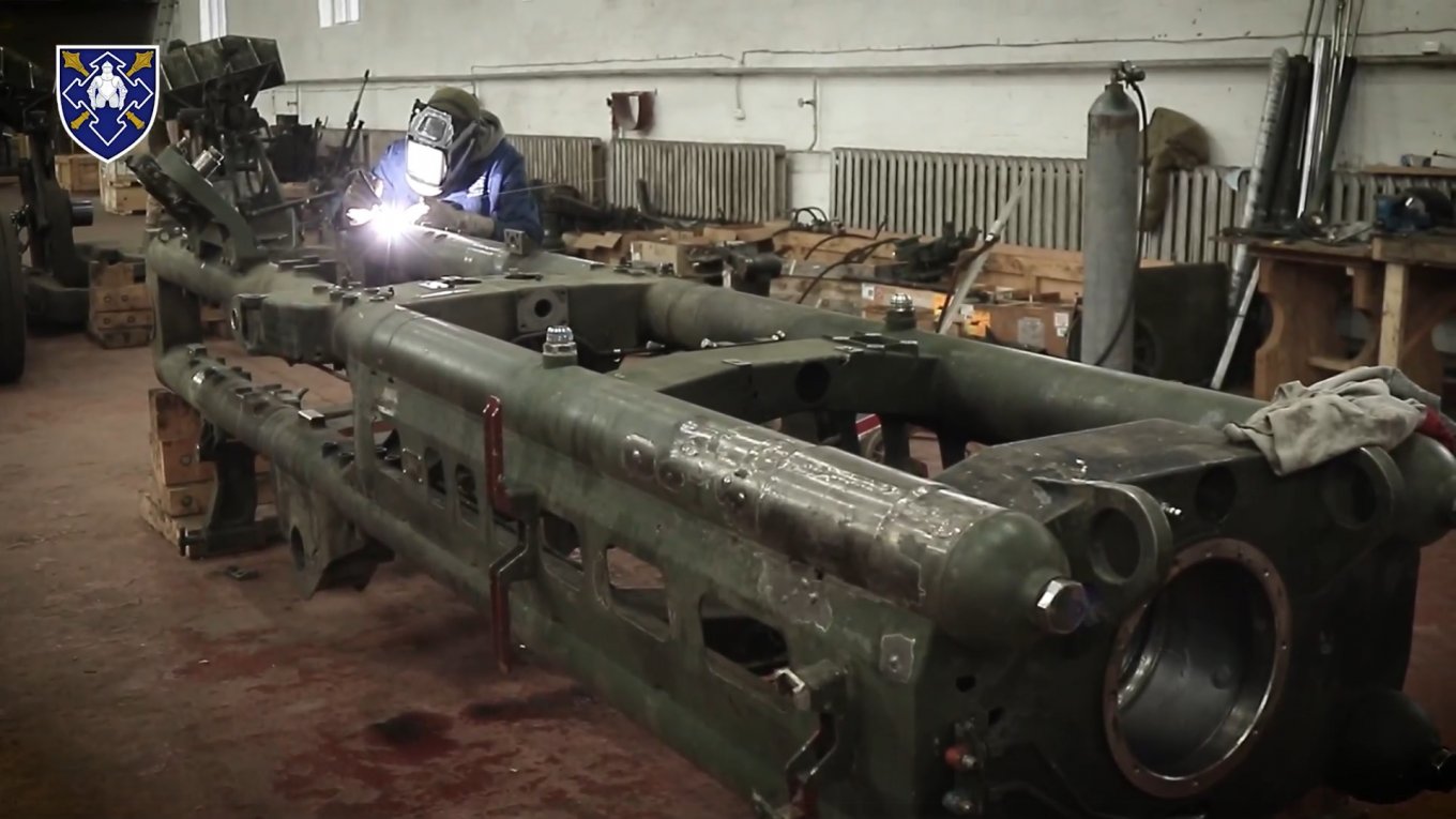Illustrative photo: a Ukrainian repairman fixes an American M777 howitzer, February 2024