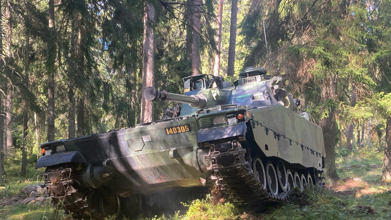The CV9040 was first introduced in mechanized units of the Swedish Army in 1994
