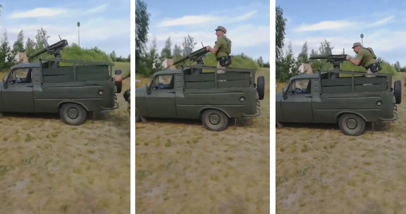 A Ukrainian pick-up equipped with a Maxim gun installation