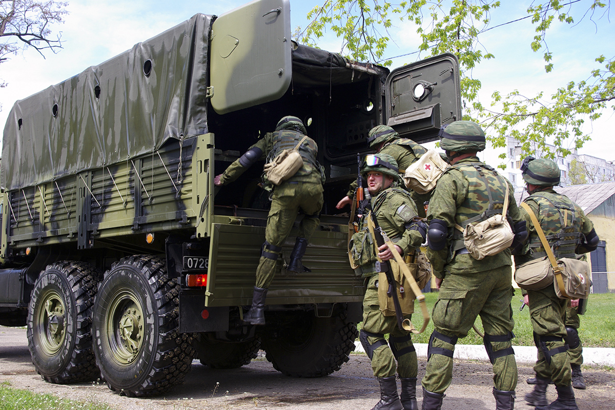 Illustrative photo: russian troops at drills / Defense Express / Belarus and russia Planned a Whole Six Military Drills in September