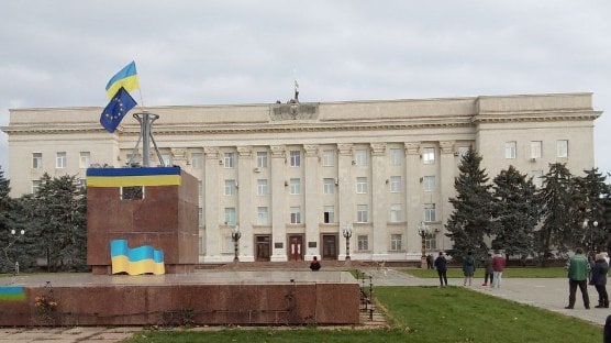 Ukrainian flag on the administrative building in Kherson, November 11 afternoon, 2022