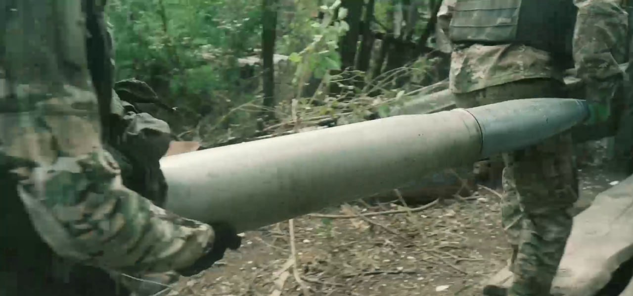 A fixed 130mm shell, most likely an F-44 high-explosive one / Defense Express / Hybrid of an M-46 SPG and AK-130 Naval Gun Allegedly Made in russia (Analysis)