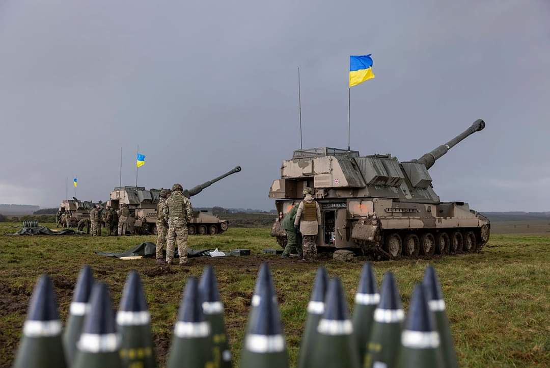 Ukrainian artillerymen is completing the training session to master the 155-mm AS90 self-propelled howitzers on British soil, Defense Express