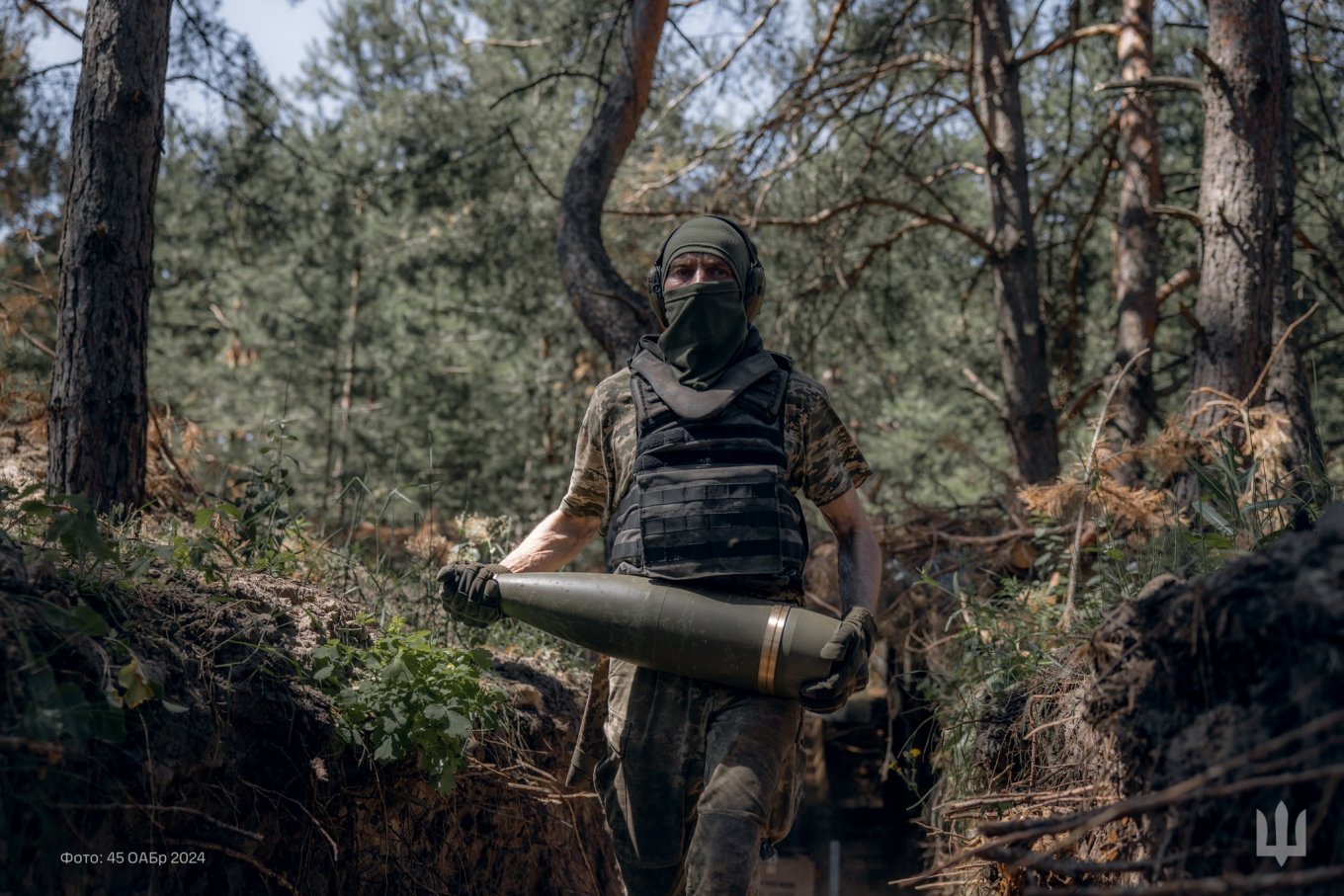 A Ukrainian artilleryman carrying a 155mm projectile / Defense Express / Price of Ammunition to Ukraine Under the Czech Initiative and Other Details Disclosed For the First Time