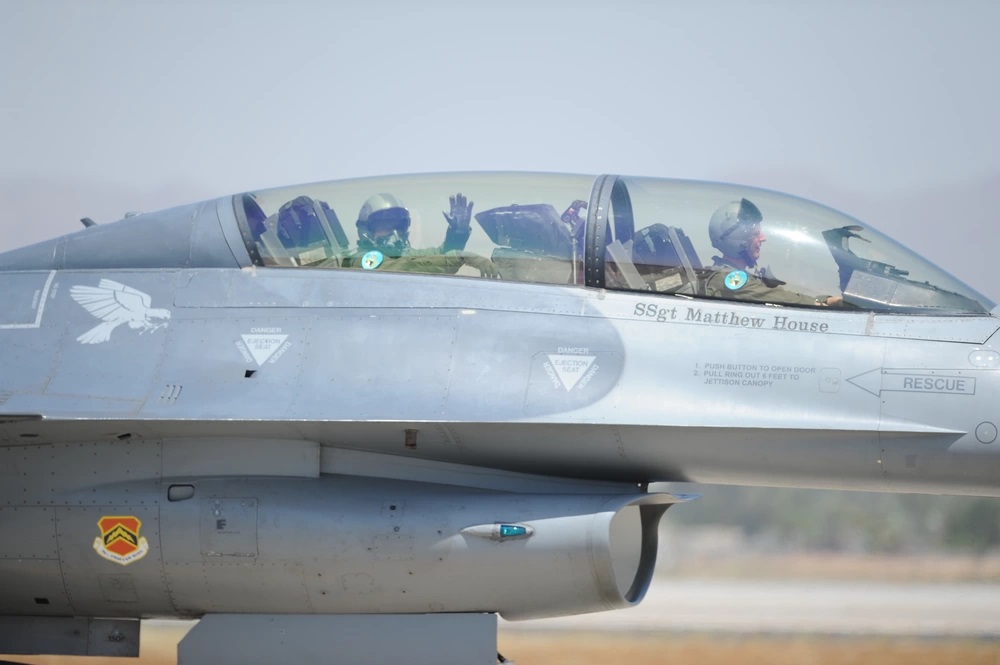 The F-16B fighter jet has two seats, the front one for the student pilot, and the rear seat for the instructor, Ukrainian Pilots Starts Training on F-16 with the 162nd Wing in the United States, Defense Express