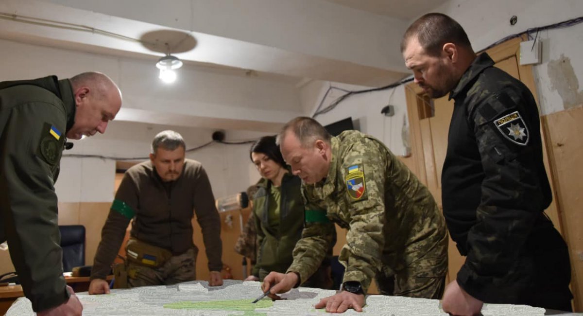 Commander of the Land Forces Oleksandr Syrsky discussing the plan of liberation of Ruska Lozova village of startegic importance with other senior authorities, published on May 2, Defense Express