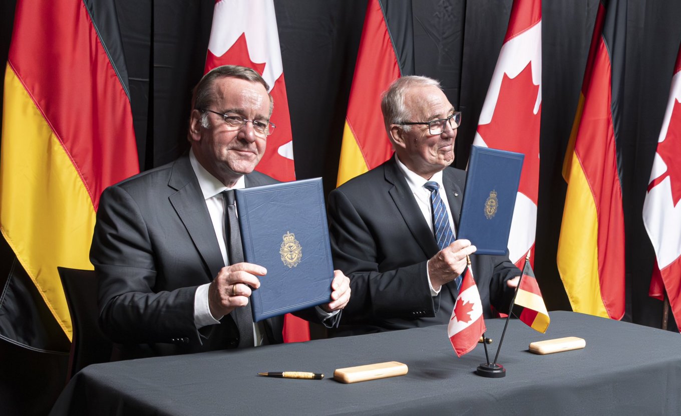 Defense ministers Boris Pistorius and Bill Blair sign an agreement on the $76 mln contribution to IAAD / Defense Express / Canada Contributes $76 mln to Germany's Effort to Supply Ukraine with Air Defense