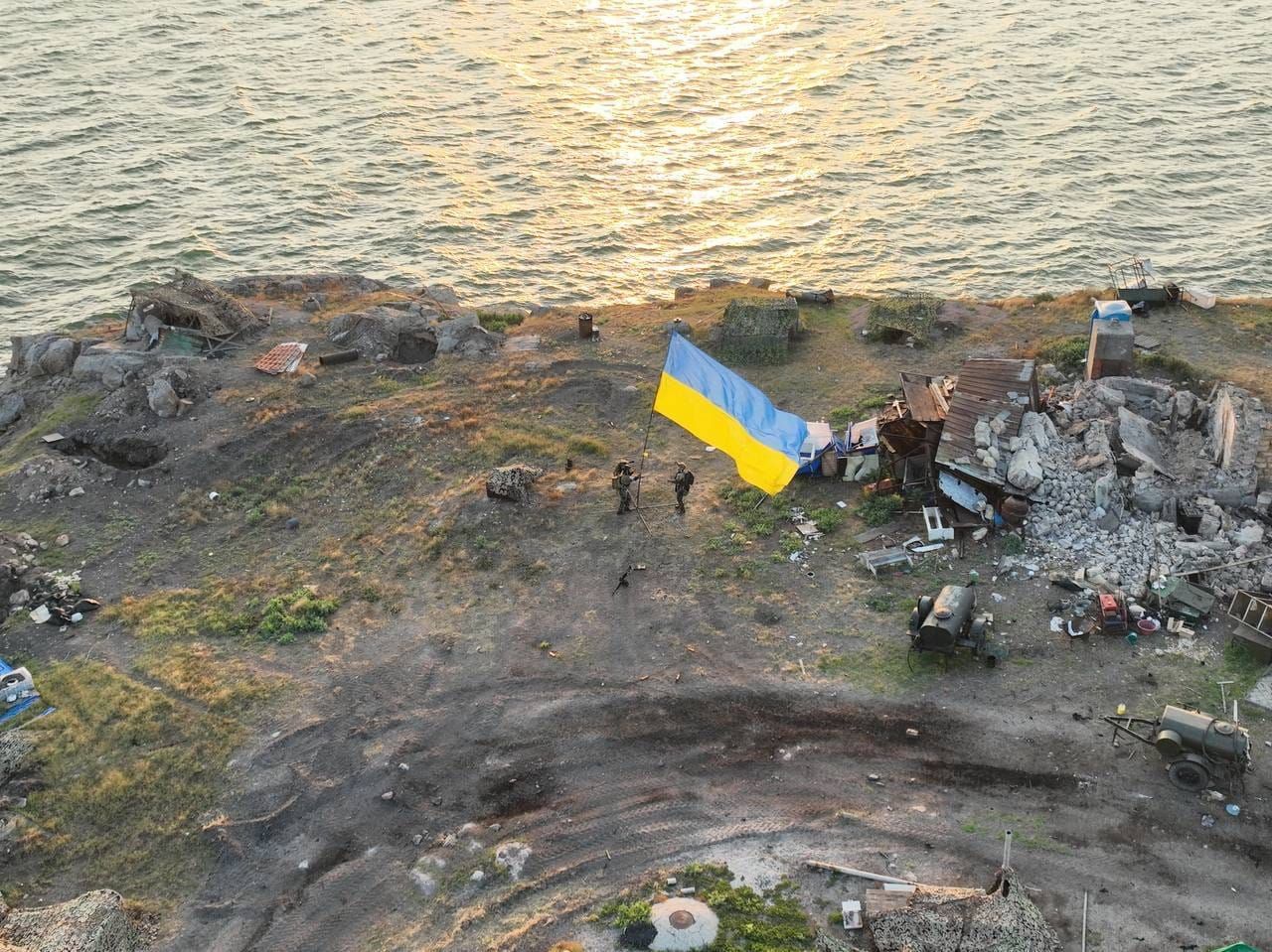 Ukrainian SOF secretly raising Ukrainian flag back on the Zmiinyi Island, July 4, 2022