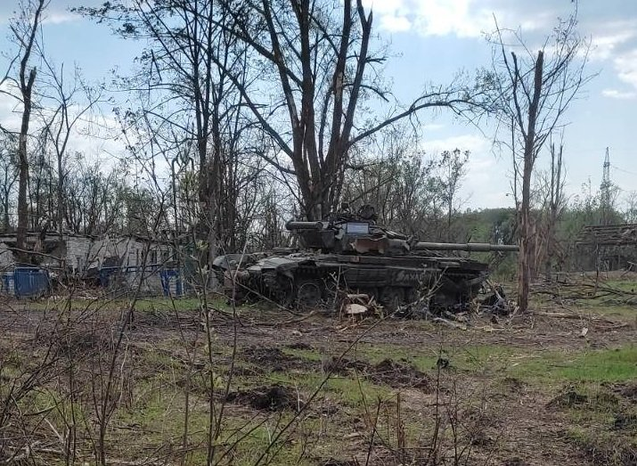 The 128th Mountain Assault Brigade of the Ukrainian Army captured a Russian T-72A tank in the East and transported it away from the scene for repair and reuse, Defense Express