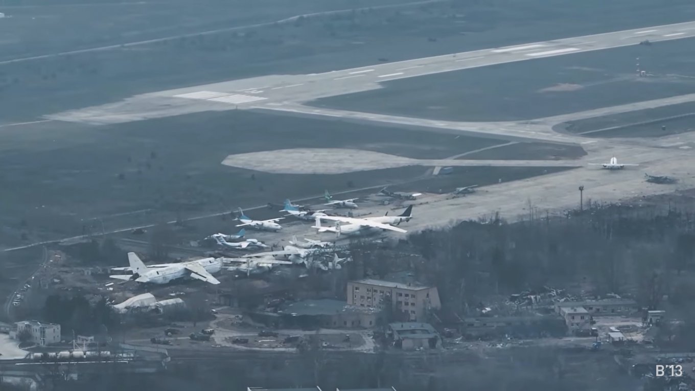 Defense Express / Planes at the airdrome, An-22 